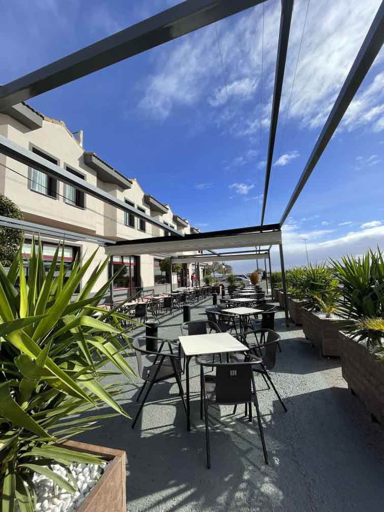 FACHADA Y TERRAZA EXTERIOR